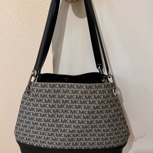 micheal kors authentic - Picture 2 of 8